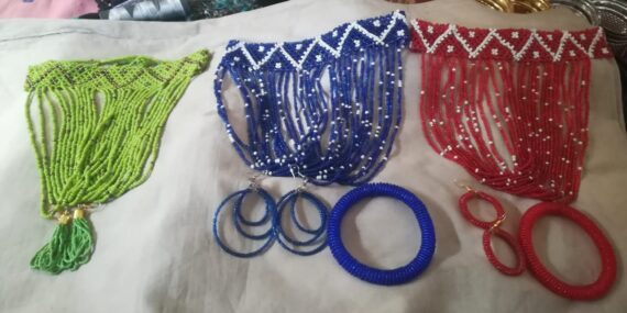 Beaded necklace set with earing