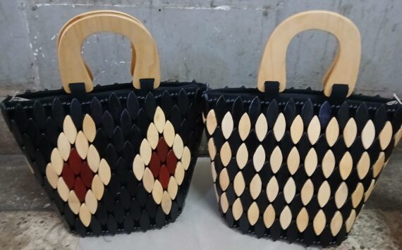 Designed Wooden Oval Bead Bag Wooden Handle Kenya made (5)